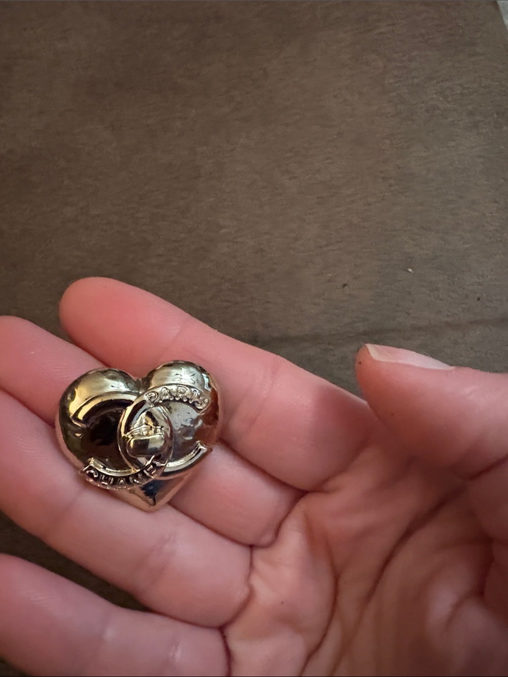 Chanel 22B Gold Large Heart Turnlock CC Logo
Large size - Picture 5 of 6
